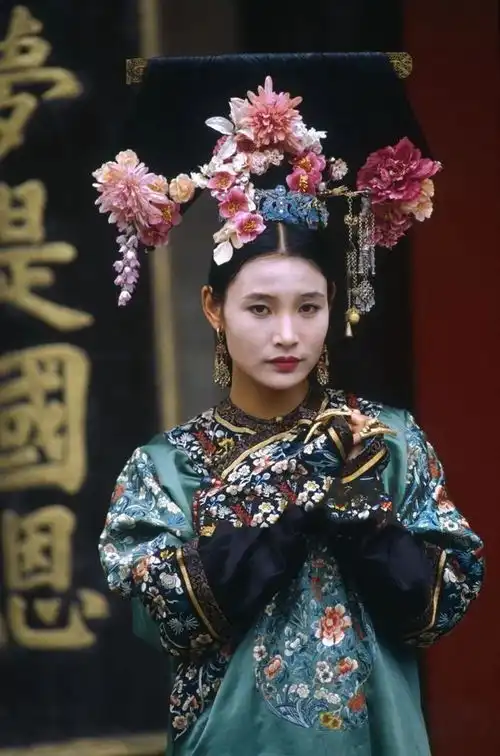 陈冲也是一个时代的审美巅峰呀她靠末代皇帝中婉容吃花的场景成了经典
