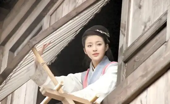 甘婷婷身穿一袭白色露背裙,窈窕身材让人羡慕,网友我爱了