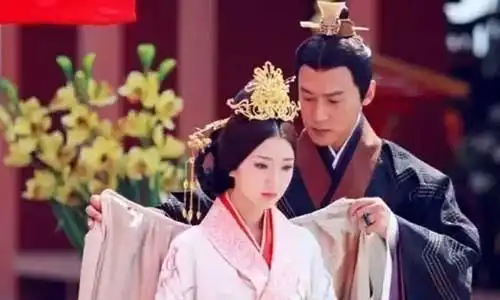 她六岁嫁给皇帝,孤独终老,一生的幸福被父亲葬送