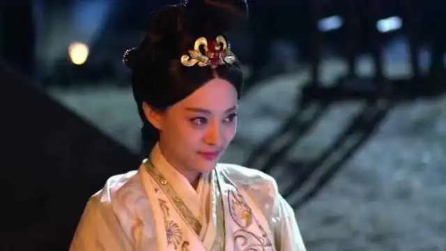 芈月传小冉感觉有人在偷听,原来是芈月在义渠救的那个小狼弟弟
