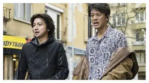 藤原龙也谍战电影公开剧照与竹内凉真负伤相靠