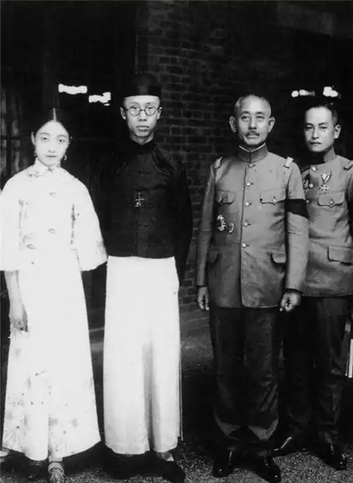 末代皇帝溥仪青年照长相帅气,尽显帝王之气,婉容堪比绝世佳人
