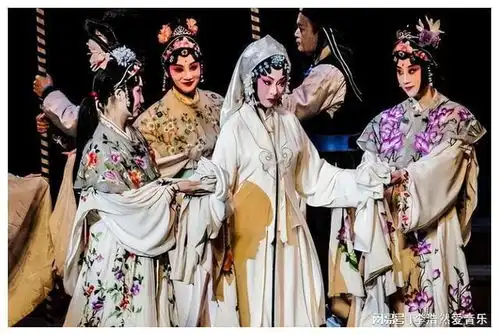 京剧第一美人李胜素四个绯闻老公竟没一个真的58岁婚姻成谜
