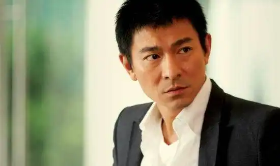 刘德华落魄时,一个女人甩手借了他4000万,如今华仔养她后半生