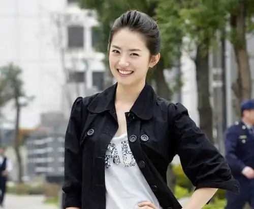 放羊的星星女主惹争议,在家穿着婆婆的裤子,枕着公公腿看剧
