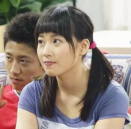 她13岁移民美国,曾接替杨紫出演家有儿女小雪,如今变这样