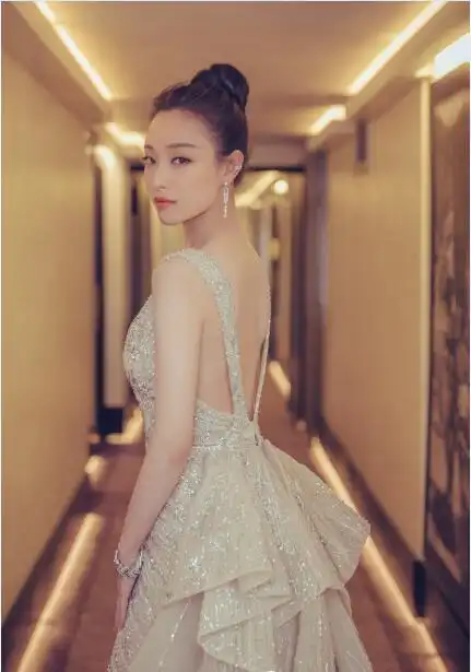 女神的比拼有看点,杨颖的发际线,李宇春的孔雀服,卢靖姗的粗腿
