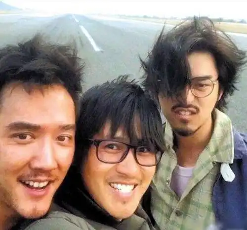 冯绍峰友情出演韩寒飞驰人生,新剧照曝光脚丫子抢镜