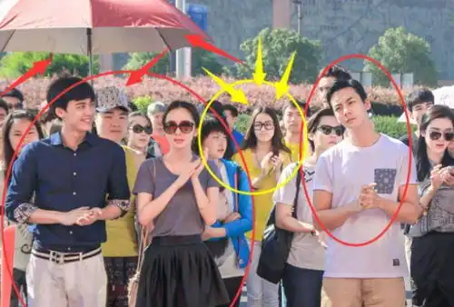 6年前古剑奇谭开机照杨幂李易峰被撑伞,谁注意到小透明热巴
