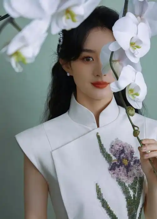 被赵丽颖的复古装迷住了,温柔大气又甜美,看状态一点不像孩子妈