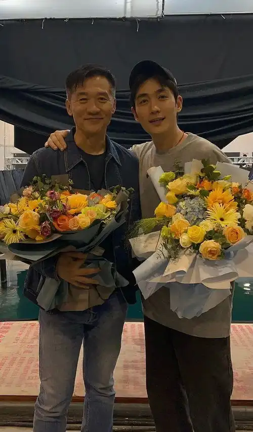 朱一龙黄志忠互晒剧照,电影峰爆今日开启点映,观众震撼人心
