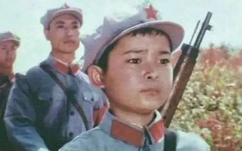 12岁饰演闪闪的红星潘冬子,今已57岁当导演,享受正师级待遇
