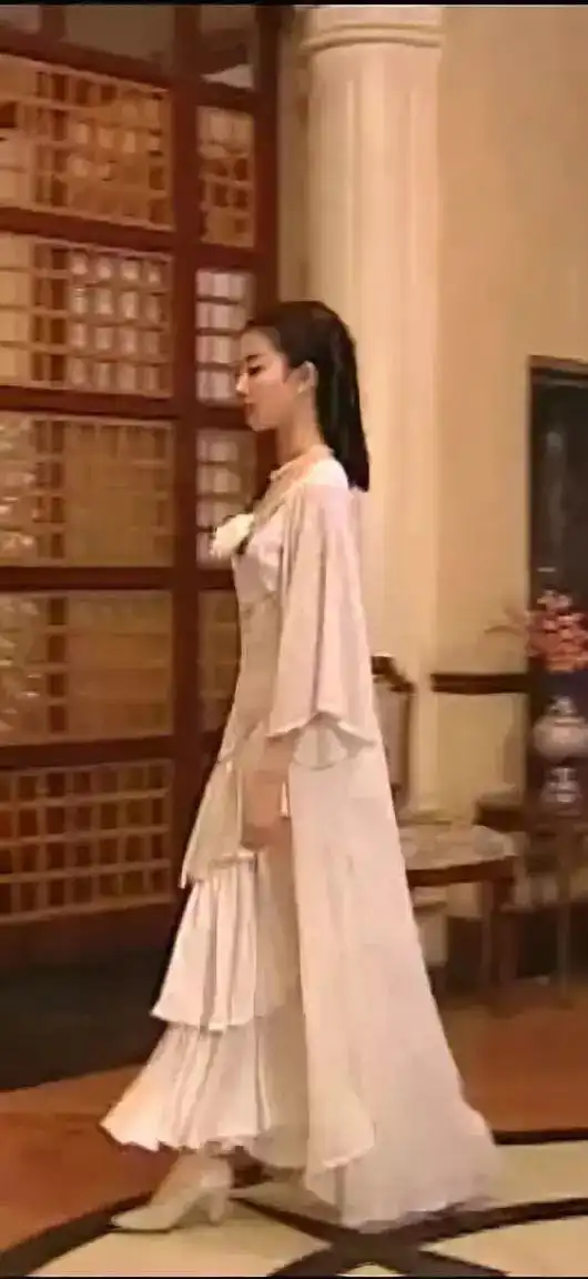 15岁刘亦菲就窈窕淑女,在金粉世家里民国穿搭竟是当今淘宝爆款
