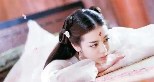 当女星古装剧中不戴头饰梳中分,杨幂赵丽颖迪丽热巴谁最美
