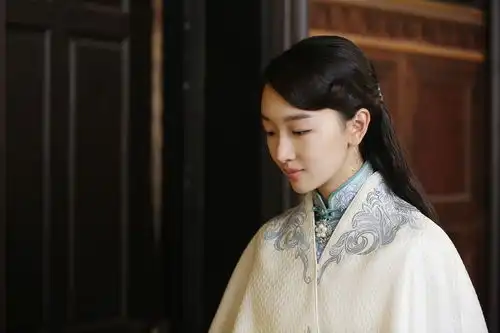 周冬雨麻雀制服造型曝光帅气柔美并存
