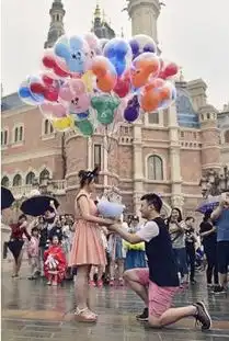 上海迪士尼开园it男买天价气球及darryring钻戒求婚
