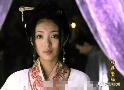 脸部五官粗糙的她,总爱演第一美人比杨紫还尬,被网友喷成筛子
