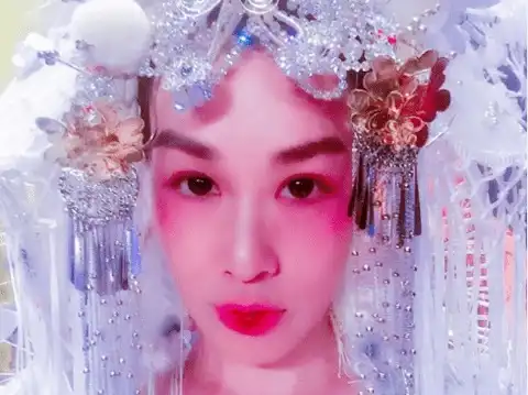 钟丽缇京剧lookvs何润东沙漠look明星婚纱照越拍越另类
