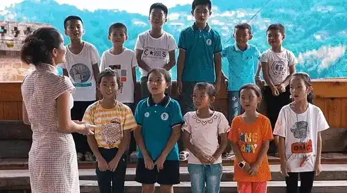 贵州版放牛班的春天侗族姑娘用音乐搭桥,滋养留守儿童心灵
