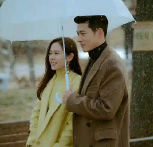 玄彬孙艺珍婚礼场地曝光鲜花和地毯都已布置好,夜景灯光很漂亮
