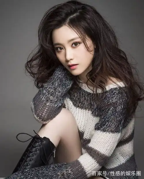 唐人街探案2中的美女侦探,你见过她的另一面吗比佟丽娅更漂亮
