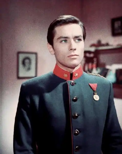 法国美男阿兰德龙辜负茜茜公主,如今仍孑然一身与狗度日
