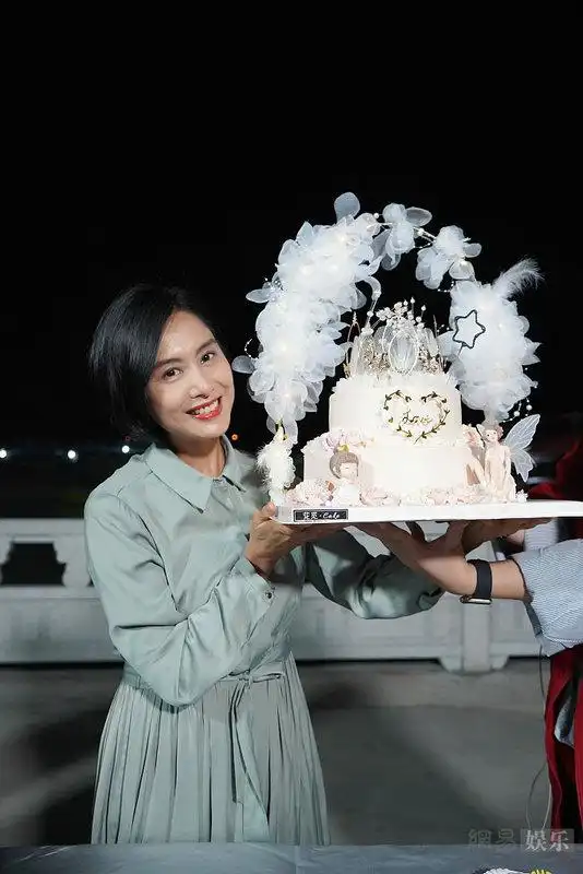 朱茵穿衬衫裙优雅迷人获老公隔空送唱庆生