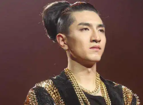 硬汉小鲜肉的上位记背后,离不开的一个女人