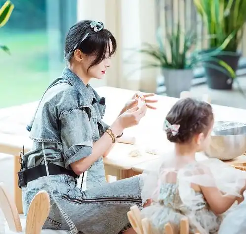 奇妙小森林郑爽最新剧照,牛仔装俏皮干练,教科书级别的穿搭