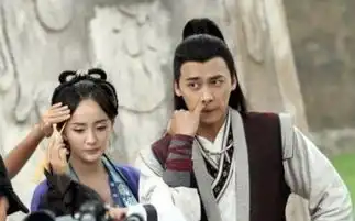 胡歌在片场打牌,杨幂偷吃李易峰一脸嫌弃
