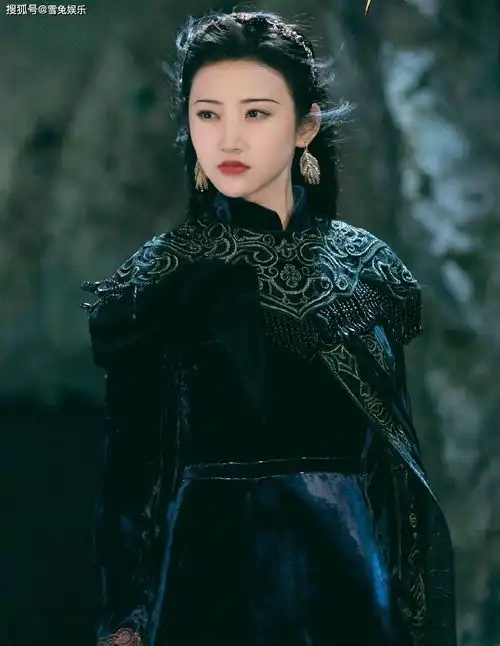 张彬彬出道日是景甜生日小狗勾舍得花钱,女王随时服装秀
