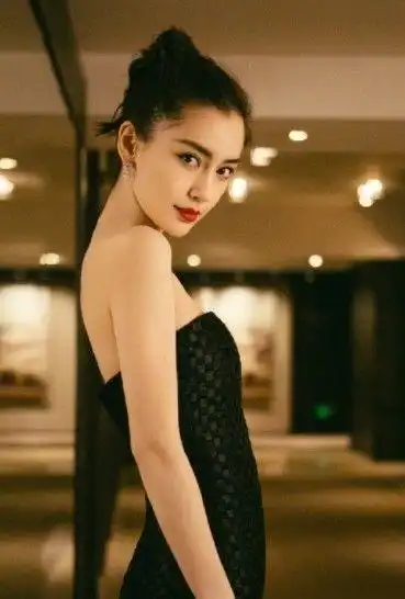 杨颖一袭低调奢华的礼服裙,似美人鱼一般,美背太吸引人们注意
