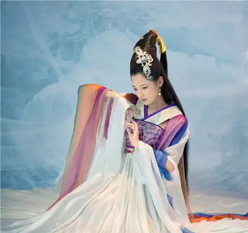 辛芷蕾加盟华胥引大秀舞姿气场足
