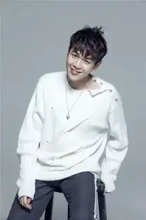 张若昀生日拍写真白衣暖笑化身气质暖男
