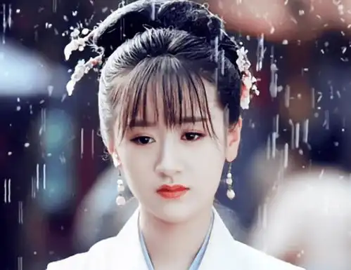 袁冰妍清宫造型曝光,穿旗服戴旗头,意外神似赵丽颖版的晴儿