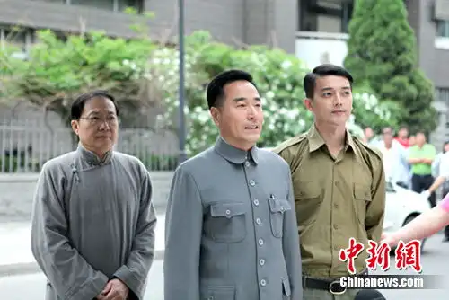 小洋楼曝剧照杨立新挑战新版恶人
