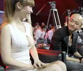 柳岩爆乳亮相画壁北京首映