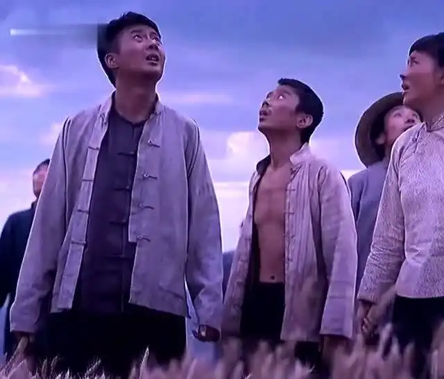 暴雨来临所有人都抢收麦子,大叔按兵不动大丰收,那个年代庄稼能有个好收成比过年还开心
