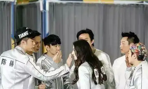 找一部电影,记得刚开始是古代的,后来有两个人被冰封,然后剧情就转到现代
