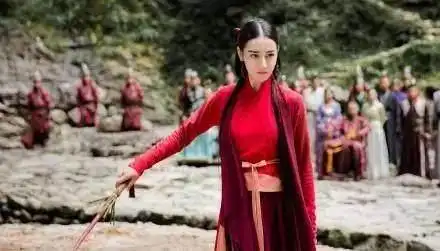 韩雪综艺上穿红色古装颜值惊艳,但这些女明星穿红衣却是灾难