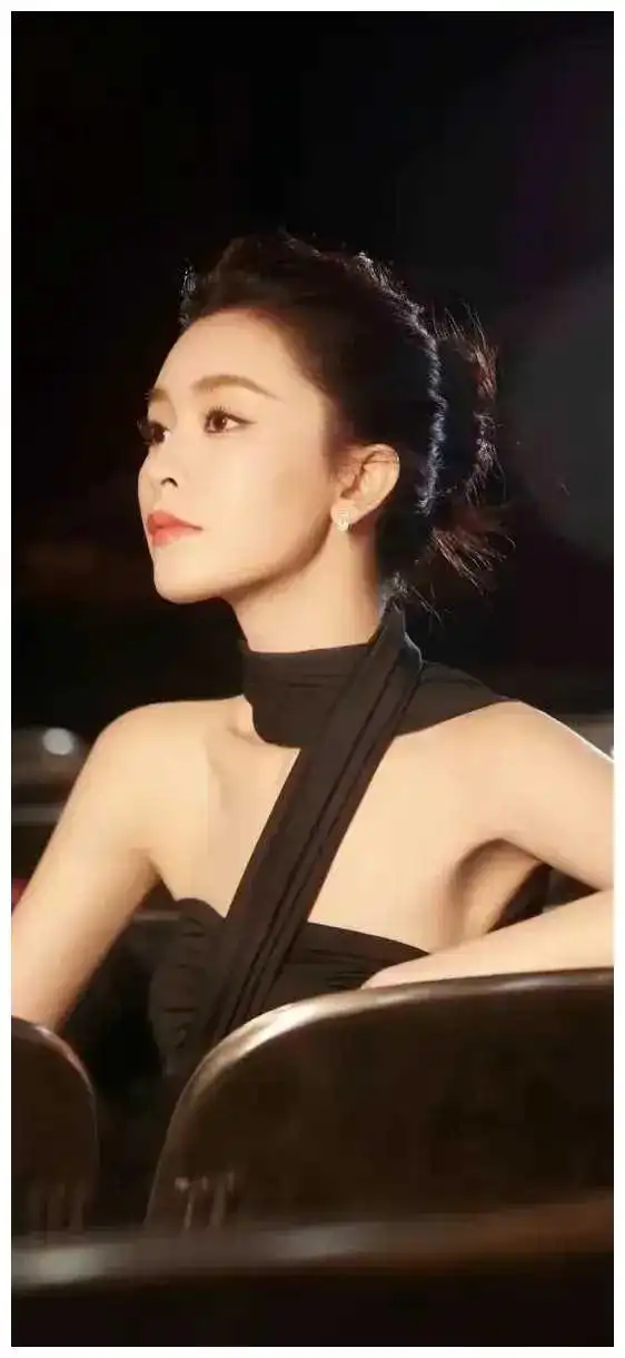 文咏珊散发着迷人的诱惑,惹人遐想,美不胜收
