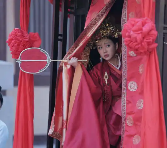 被于子洋惊艳到了,不仅古装造型温婉古典,现代装更是优雅又仙气