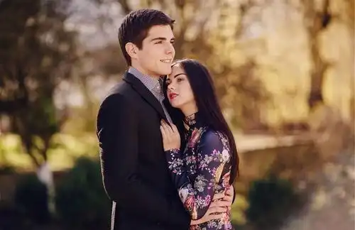 八字婚姻宫逢冲的女命,哪年才能顺利结婚