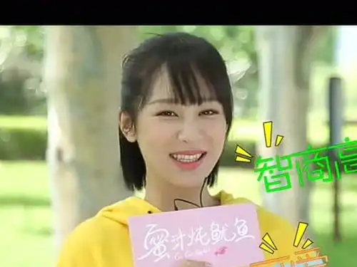蜜汁炖鱿鱼抓到一只爱猫少女杨紫我即可爱颜值又高智商也高
