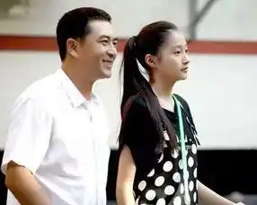 47岁张嘉译全家近照驼背心酸,二婚娶多料影后幸福,女儿可爱
