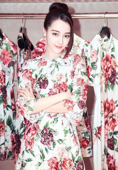 红配绿这种穿法,新晋金鹰女神迪丽热巴败给了文韵犹存的邓文迪