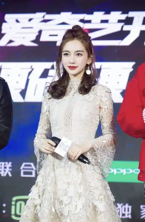 杨颖不能再瘦了套个短裙上台秀美腿,这画面对谭松韵太无情
