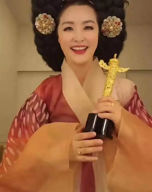 白敬亭也被韩国人偷了抄袭剧照还篡改警服,奖杯汉服样样不放过
