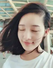 李沁素颜自拍心情好晒旅行风光照享受悠闲假期
