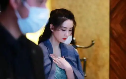 捂胸有罪金星吐槽明星走红毯捂胸,迪丽热巴,杨颖等女明星躺枪
